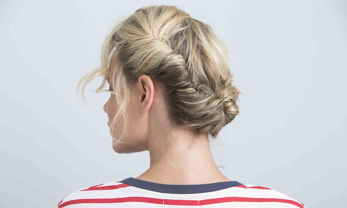 El moño bajo anidado parece de todo menos un moño fácil y rápido, pero lo es. ¡Y de verdad! Si tienes poco volumen ahueca un poco la zona de la coronilla con unas pulverizaciones de la Laca Elnett de L’Oreal Paris.